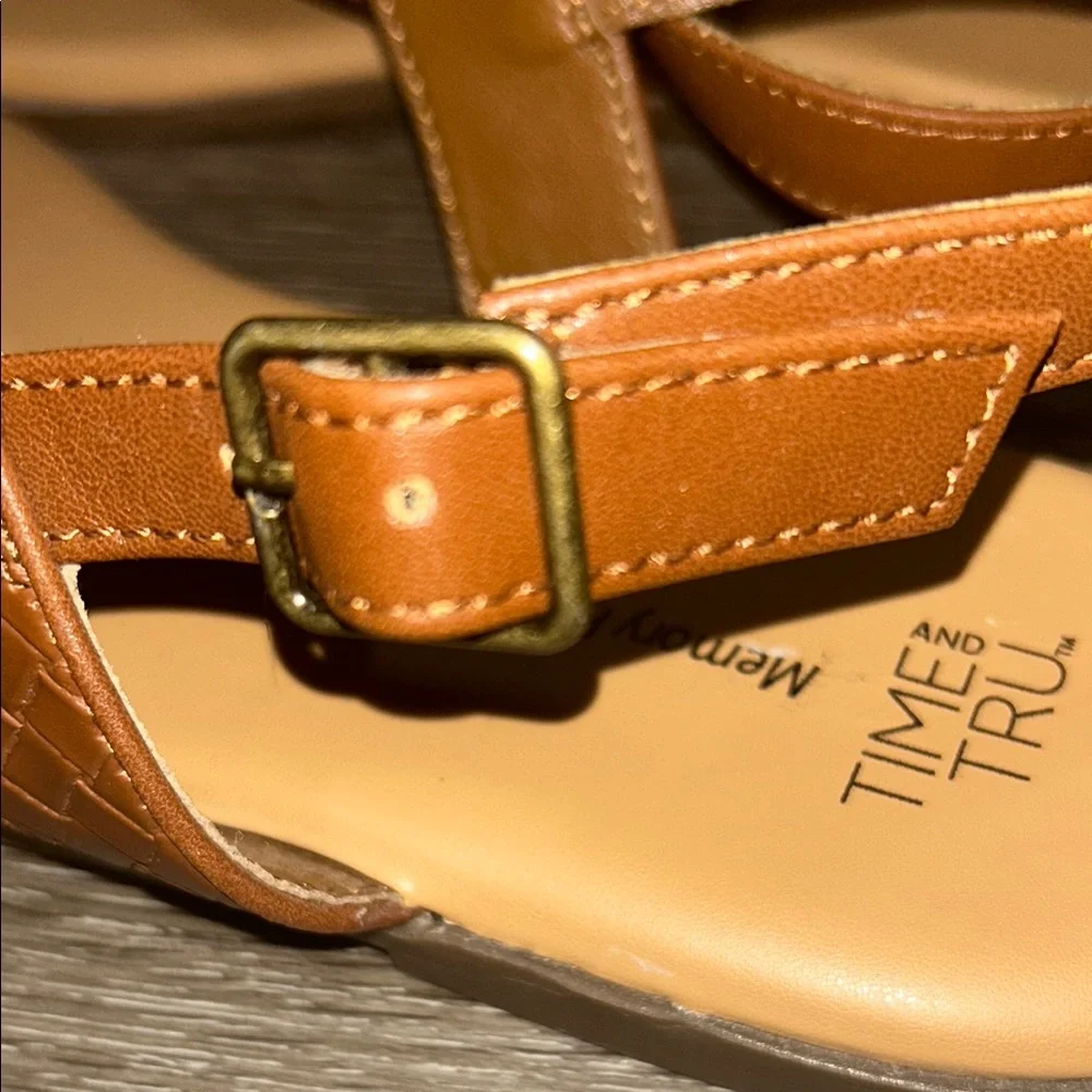 🦋Time and Tru Brown Tan Quilted Sandals 5/25$ - Picture 8 of 9